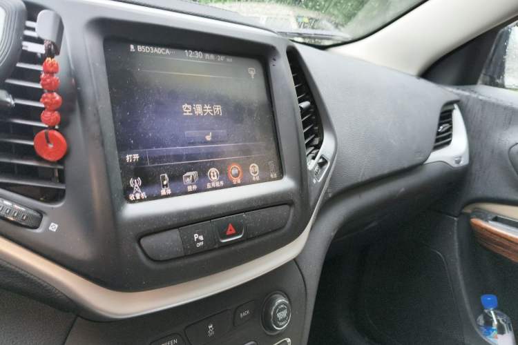 Used Jeep Cherokee 2016 2.0L Superior Edition Audio And AC Panel