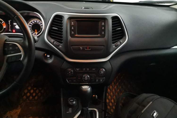 Used Jeep Cherokee 2016 2.4L Professional Edition Audio And AC Panel