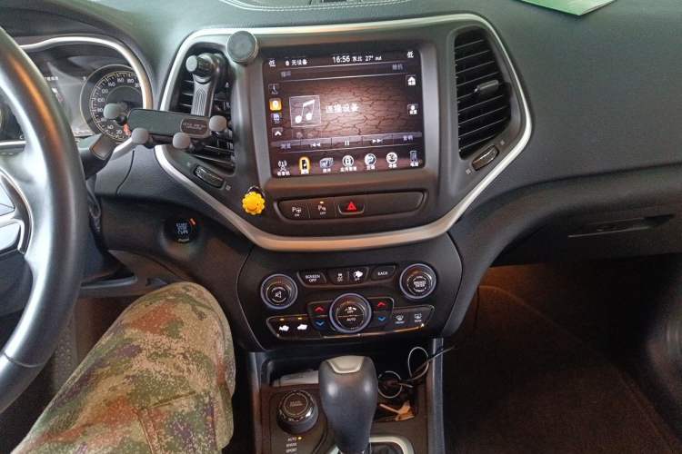 Used Jeep Cherokee 2016 2.4L Superior Edition Audio And AC Panel