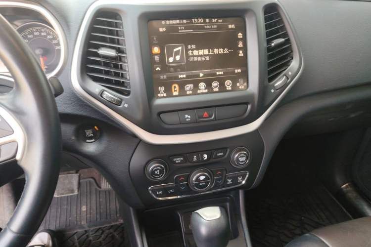 Used Jeep Cherokee 2016 2.4L Leading Smart Version Audio And AC Panel