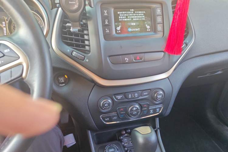 Used Jeep Cherokee 2016 2.4L Professional Edition Audio And AC Panel