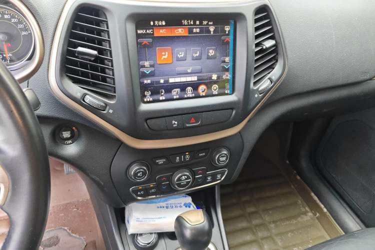 Used Jeep Cherokee 2016 2.4L Professional Smart Version Audio And AC Panel