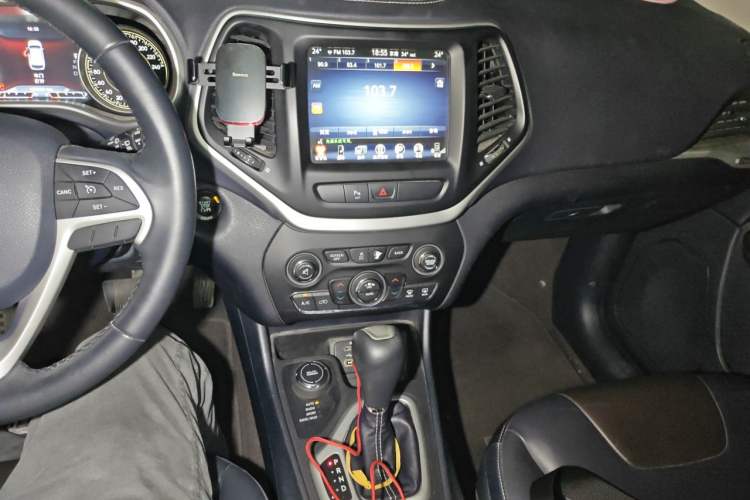 Used Jeep Cherokee 2016 2.4L Professional Smart Version Audio And AC Panel