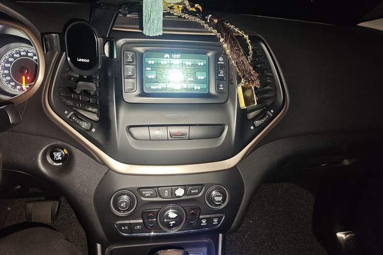 Used Jeep Cherokee 2016 2.4L Leading Edition Audio And AC Panel