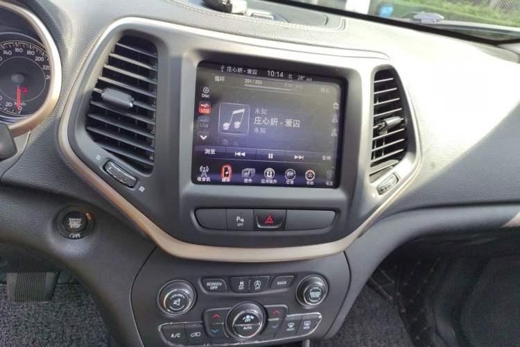 Used Jeep Cherokee 2016 2.4L Leading Smart Version Audio And AC Panel