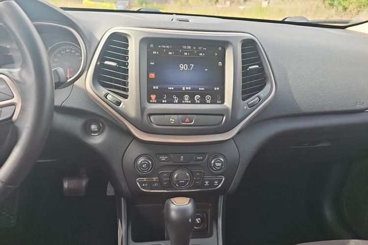 Used Jeep Cherokee 2016 2.0L Leading Edition Audio And AC Panel