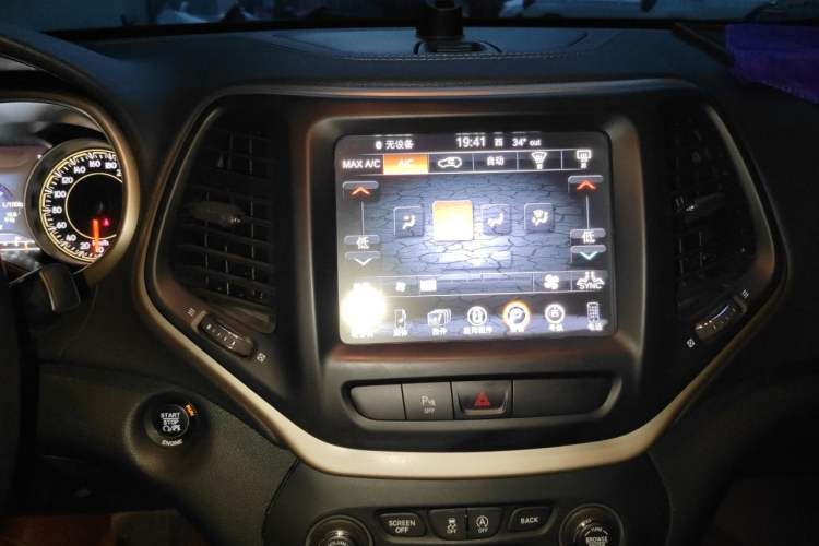 Used Jeep Cherokee 2016 2.4L Professional Smart Version Audio And AC Panel