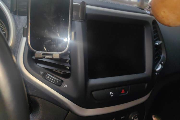 Used Jeep Cherokee 2016 2.4L Leading Smart Version Audio And AC Panel