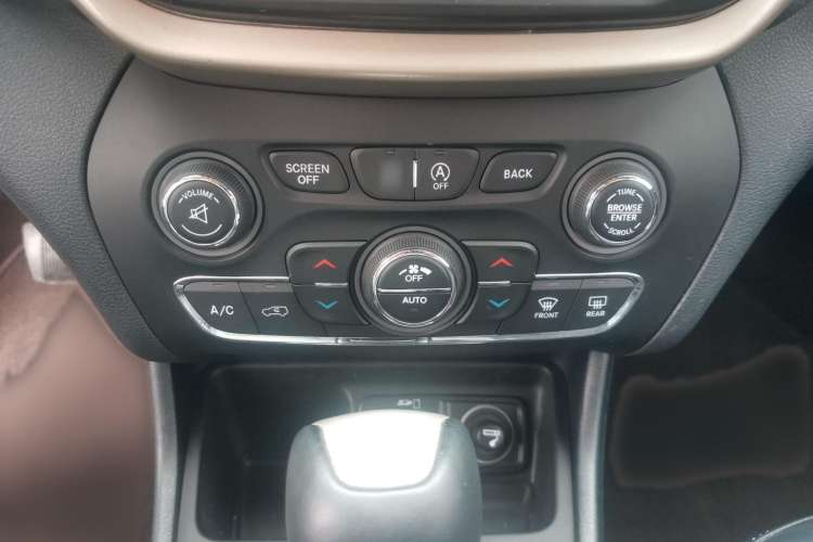 Used Jeep Cherokee 2016 2.4L Leading Edition Audio And AC Panel