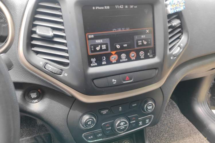 Used Jeep Cherokee 2016 2.0L Superior Edition Audio And AC Panel
