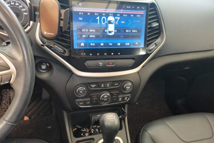 Used Jeep Cherokee 2016 2.4L Leading Edition Audio And AC Panel