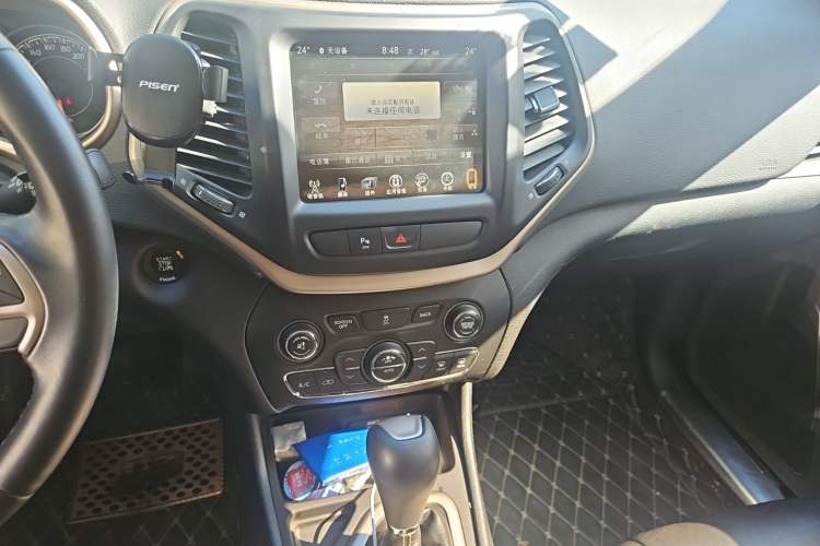 Used Jeep Cherokee 2016 2.0L Superior Edition Audio And AC Panel