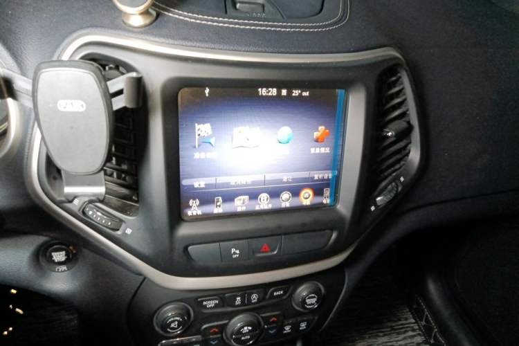 Used Jeep Cherokee 2016 2.4L Leading Smart Version Audio And AC Panel