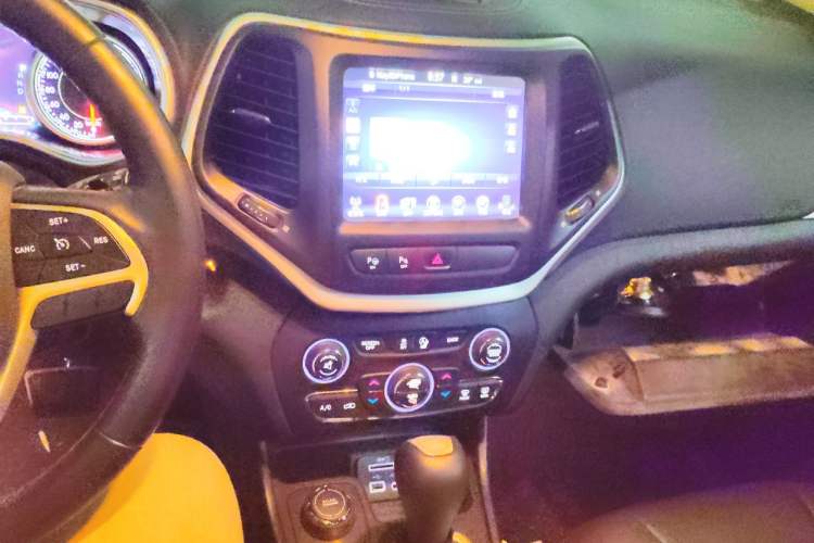 Used Jeep Cherokee 2016 2.4L Superior Edition Audio And AC Panel