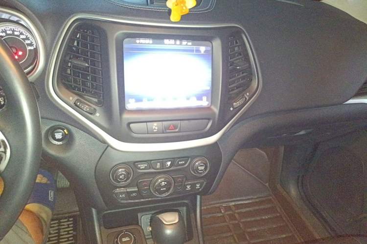 Used Jeep Cherokee 2016 2.4L Professional Edition Audio And AC Panel