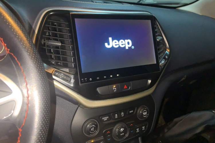 Used Jeep Cherokee 2016 2.4L Leading Edition Audio And AC Panel