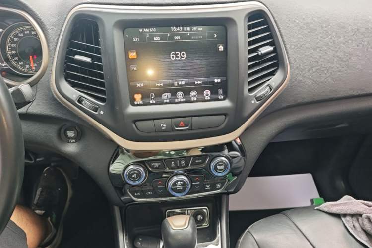 Used Jeep Cherokee 2016 2.4L Leading Smart Version Audio And AC Panel