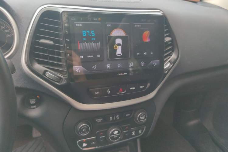 Used Jeep Cherokee 2016 2.4L Leading Edition Audio And AC Panel