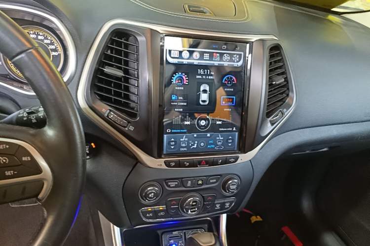 Used Jeep Cherokee 2016 2.4L Leading Edition Audio And AC Panel