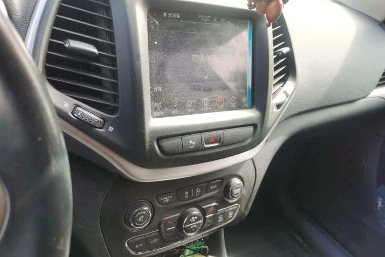 Used Jeep Cherokee 2016 2.4L Leading Smart Version Audio And AC Panel