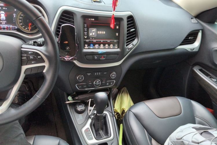 Used Jeep Cherokee 2016 2.4L Professional Smart Version Audio And AC Panel
