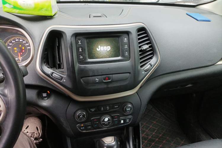 Used Jeep Cherokee 2016 2.4L Leading Edition Audio And AC Panel