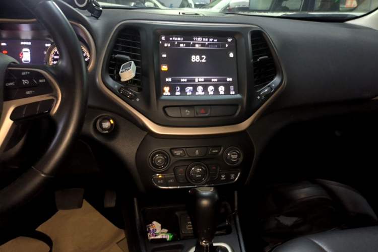 Used Jeep Cherokee 2016 2.0L Superior Edition Audio And AC Panel
