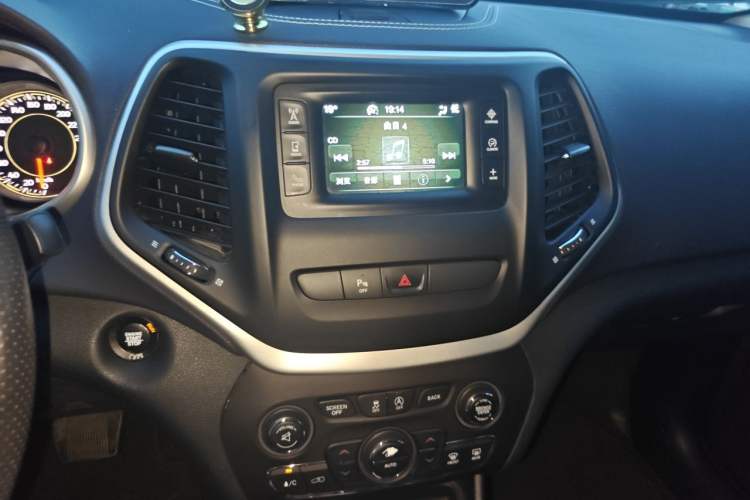 Used Jeep Cherokee 2016 2.4L Leading Edition Audio And AC Panel