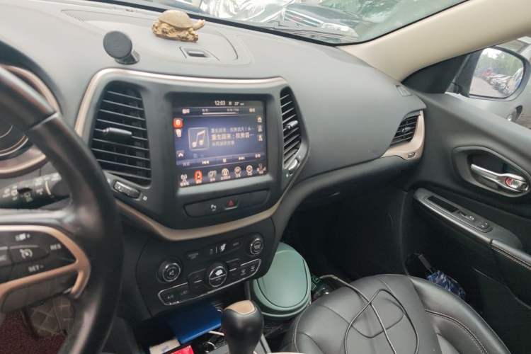 Used Jeep Cherokee 2016 2.4L Leading Smart Version Audio And AC Panel