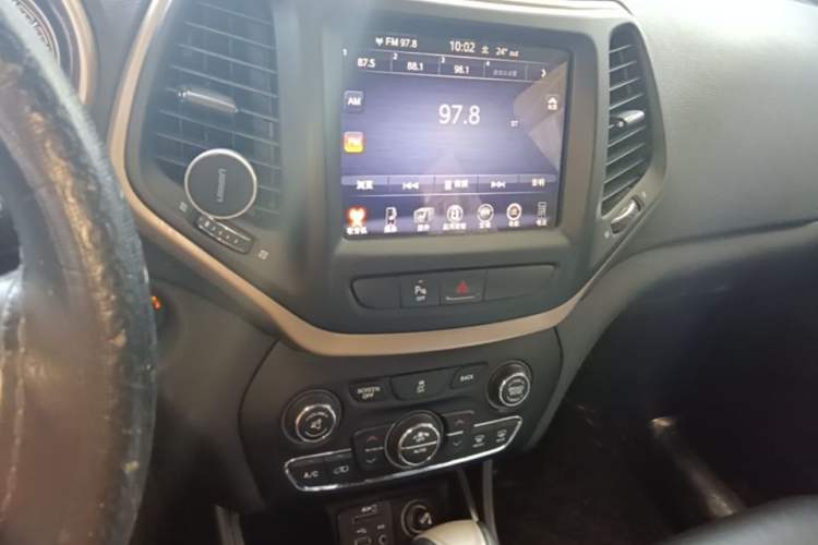 Used Jeep Cherokee 2016 2.0L Superior Edition Audio And AC Panel