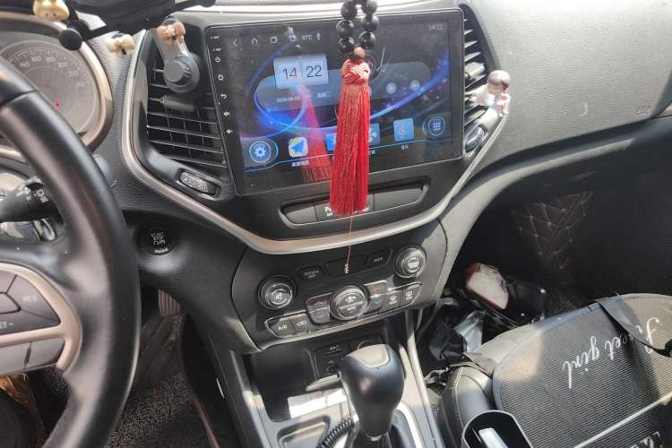 Used Jeep Cherokee 2016 2.0L Superior Edition Audio And AC Panel