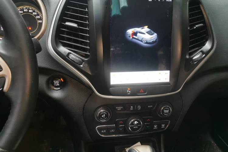 Used Jeep Cherokee 2016 2.4L Professional Edition Audio And AC Panel