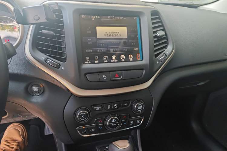 Used Jeep Cherokee 2016 2.4L Leading Smart Version Audio And AC Panel