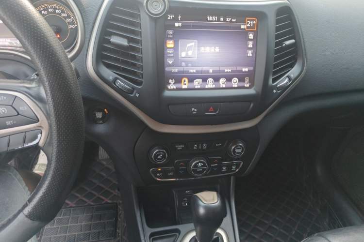 Used Jeep Cherokee 2016 2.4L Leading Smart Version Audio And AC Panel