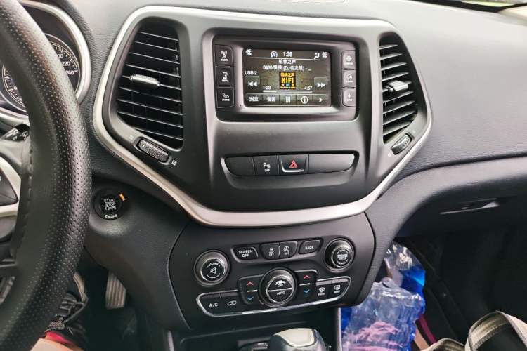 Used Jeep Cherokee 2016 2.4L Professional Edition Audio And AC Panel