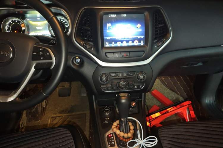 Used Jeep Cherokee 2016 2.4L Professional Smart Version Audio And AC Panel