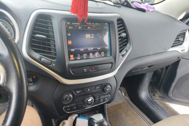 Used Jeep Cherokee 2016 2.0L Superior Edition Audio And AC Panel