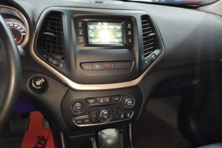Used Jeep Cherokee 2016 2.4L Leading Edition Audio And AC Panel