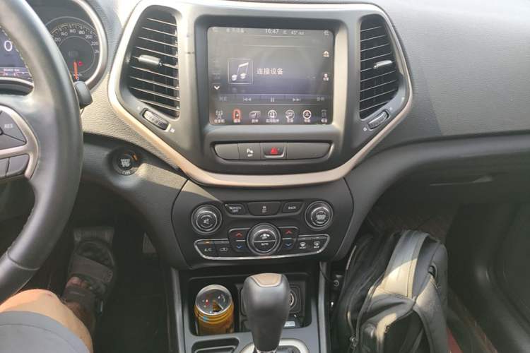 Used Jeep Cherokee 2016 2.0L Superior Edition Audio And AC Panel