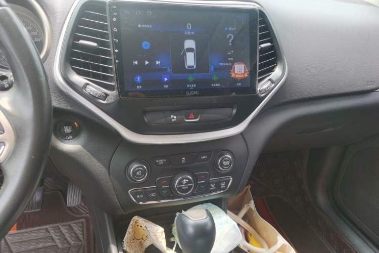 Used Jeep Cherokee 2016 2.0L Superior Edition Audio And AC Panel