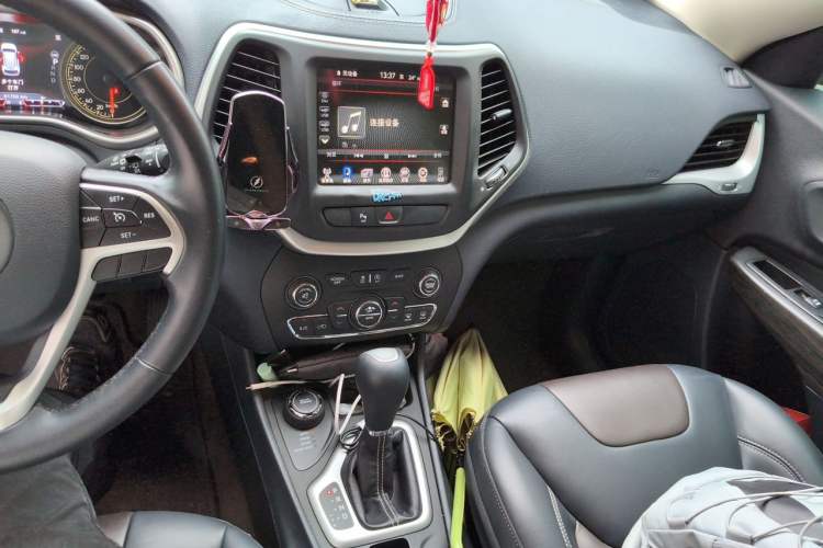 Used Jeep Cherokee 2016 2.4L Professional Smart Version Audio And AC Panel