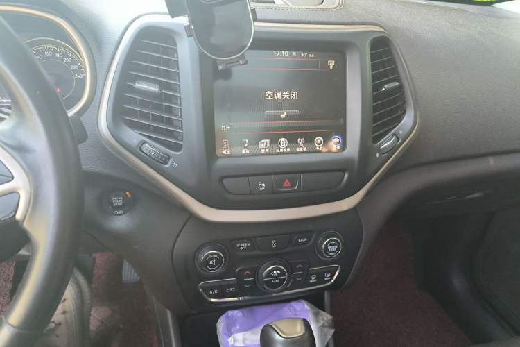 Used Jeep Cherokee 2016 2.0L Superior Edition Audio And AC Panel