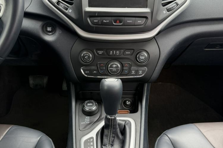 Used Jeep Cherokee 2016 2.4L Professional Edition Audio And AC Panel