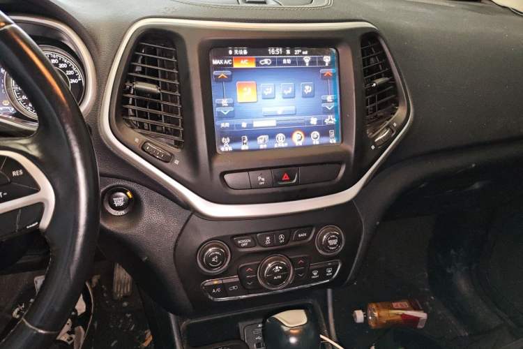 Used Jeep Cherokee 2016 2.4L Professional Smart Version Audio And AC Panel