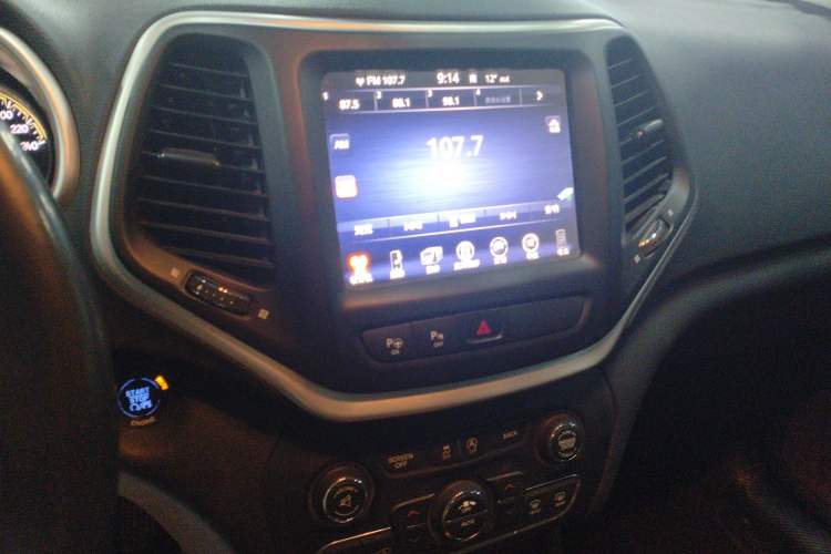 Used Jeep Cherokee 2016 2.4L Superior Edition Audio And AC Panel