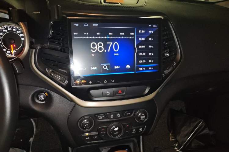 Used Jeep Cherokee 2016 2.4L Leading Edition Audio And AC Panel
