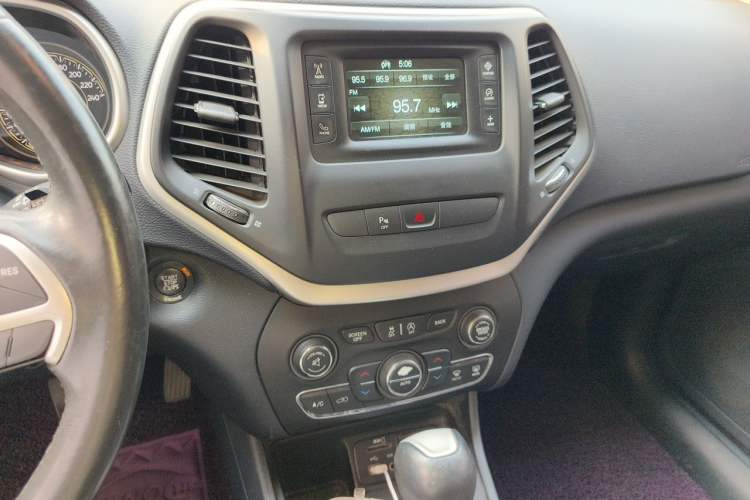 Used Jeep Cherokee 2016 2.4L Leading Edition Audio And AC Panel