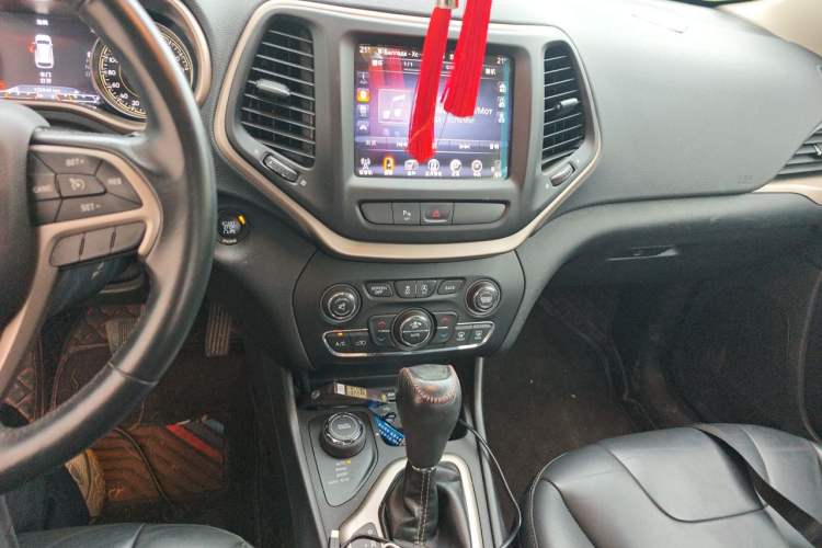 Used Jeep Cherokee 2016 2.4L Professional Smart Version Audio And AC Panel