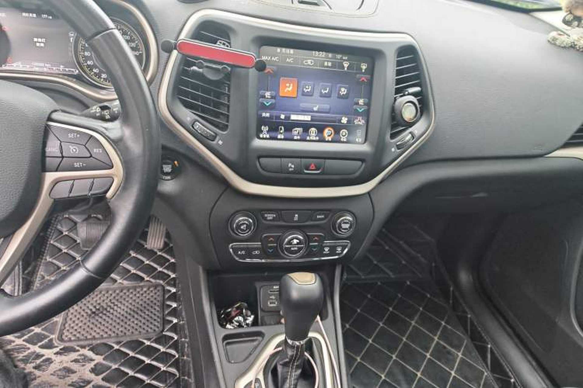 Used Jeep Cherokee 2016 2.0L Superior Edition Audio And AC Panel