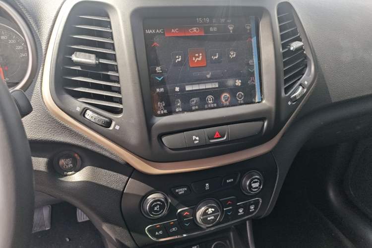 Used Jeep Cherokee 2016 2.0L Superior Edition Audio And AC Panel